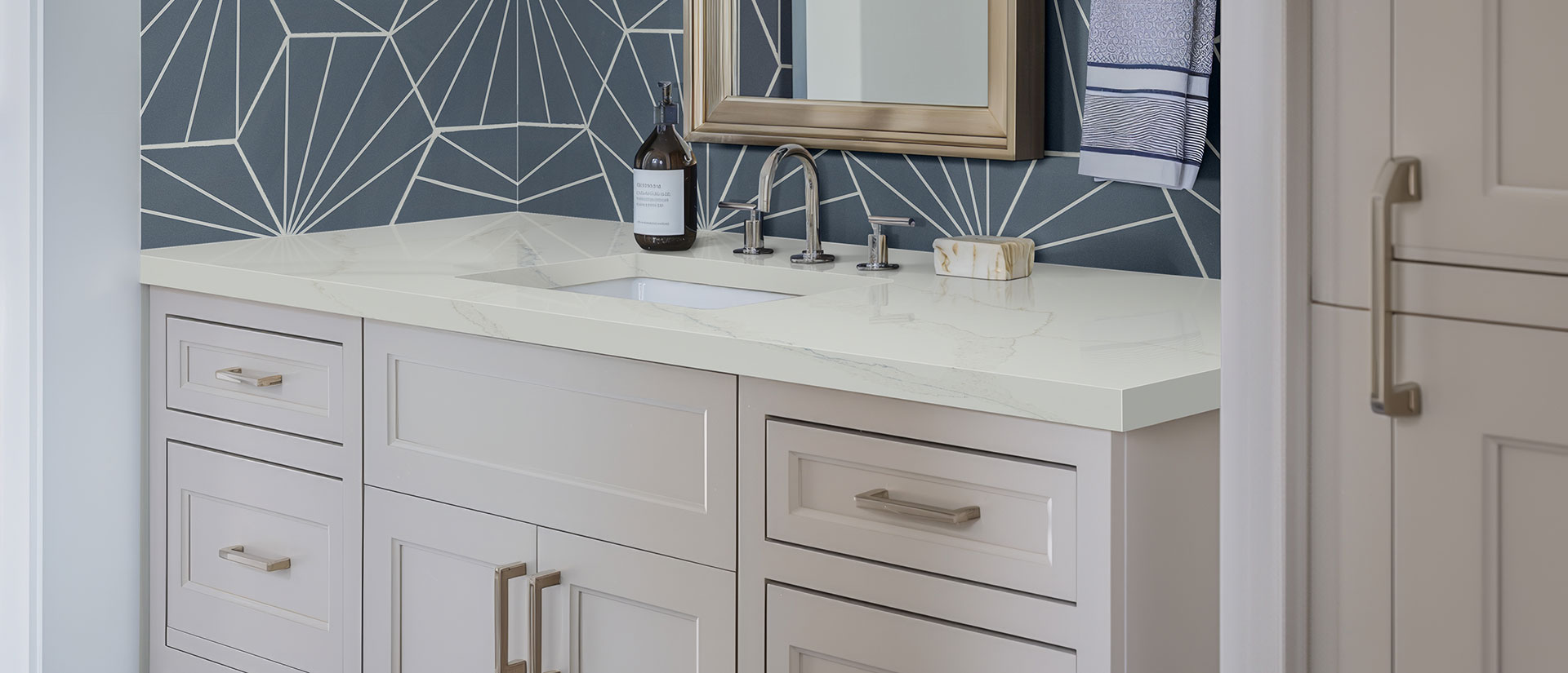 calacatta-safyra-bathroom-0756-alt-01