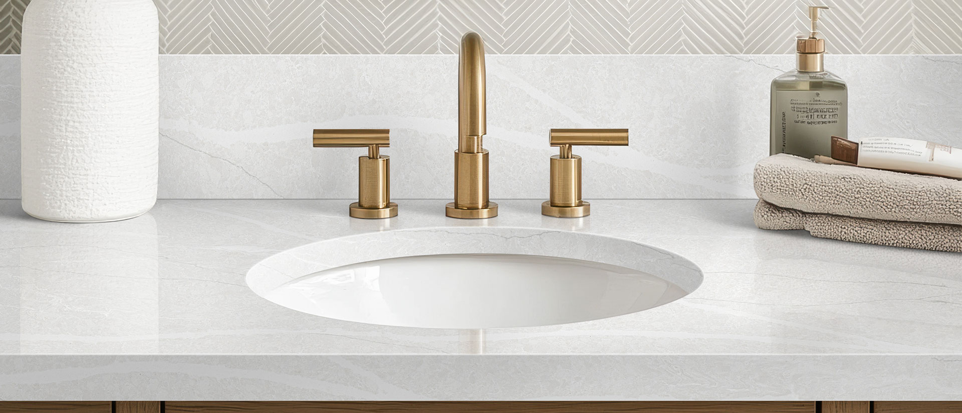 eroluna-quartz-slab-bathroom-1125
