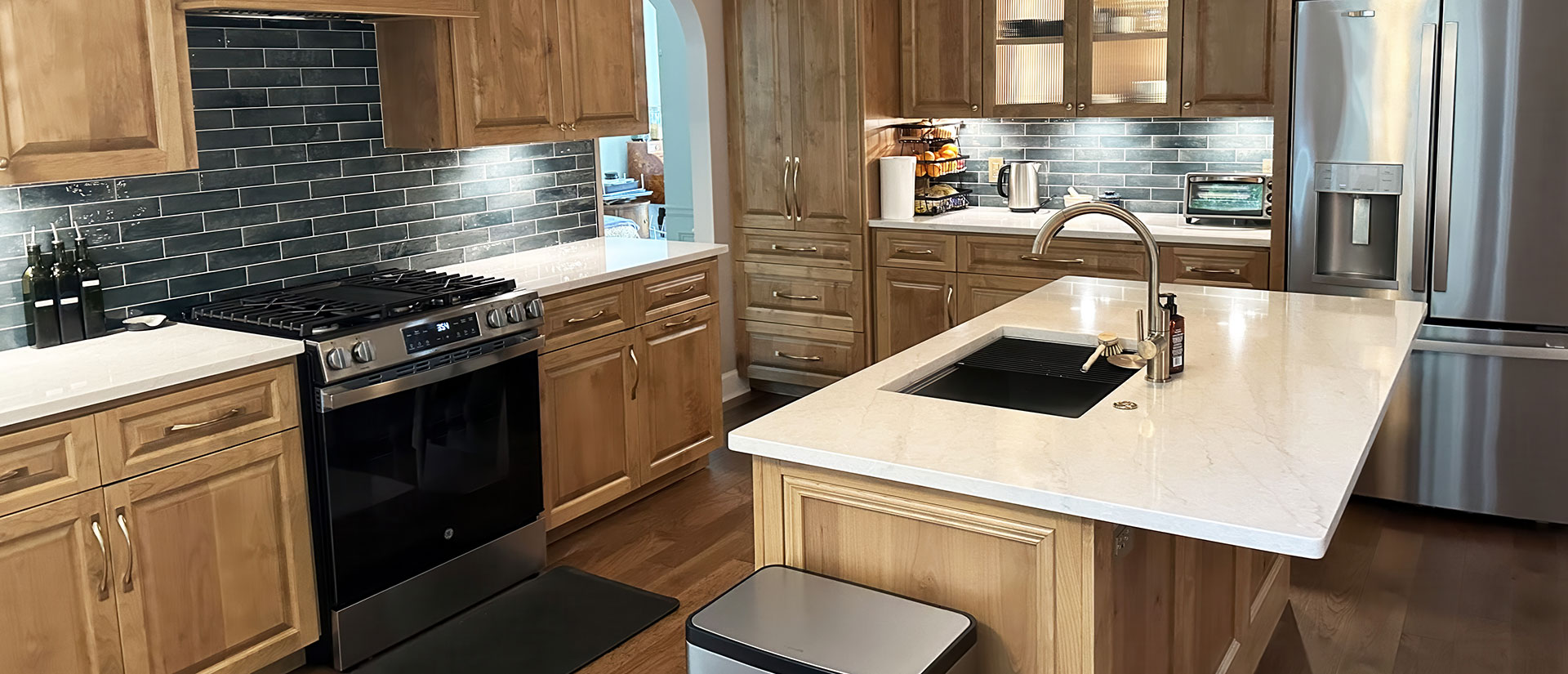 lumataj-q-premium-natural-quartz-countertops-room-scene-waterford_cv_ga_1006