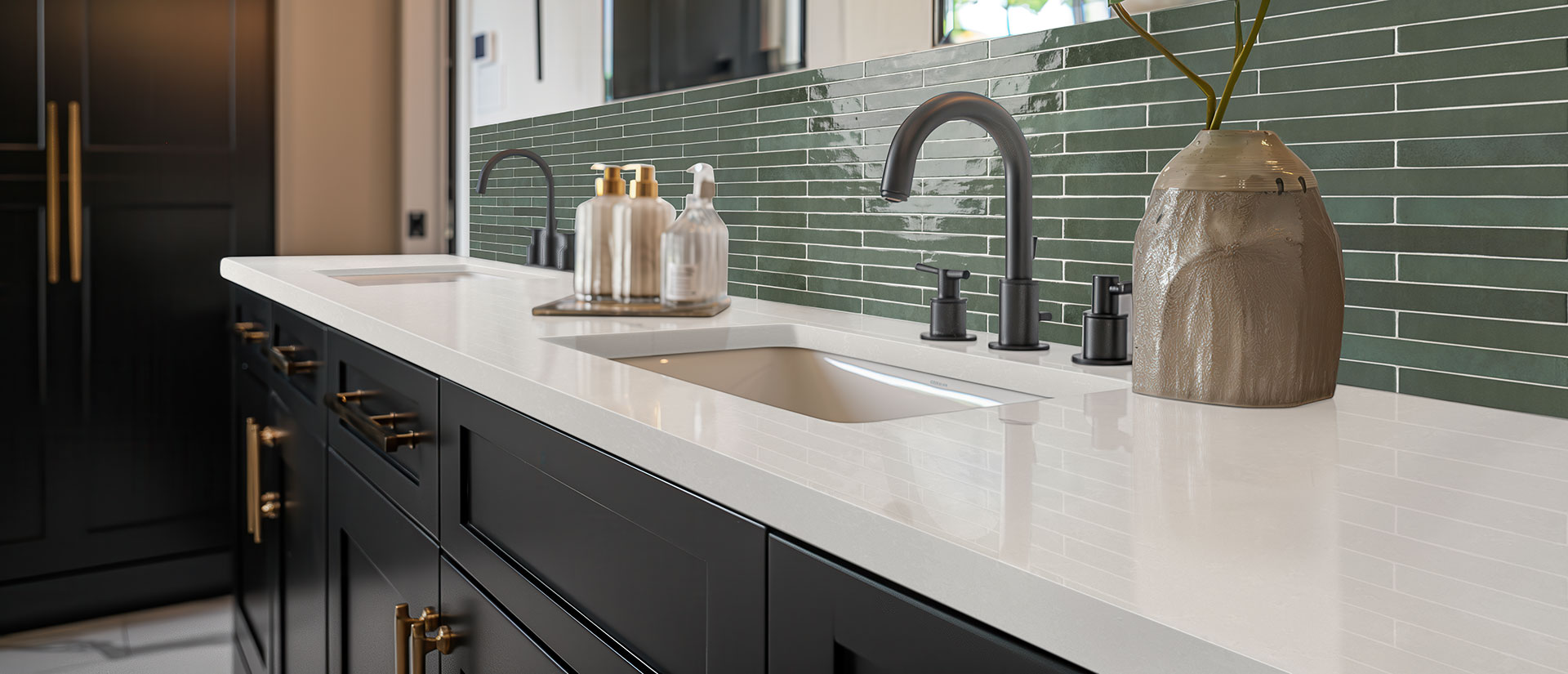perla-white-quartz-bathroom-0796-alt-01