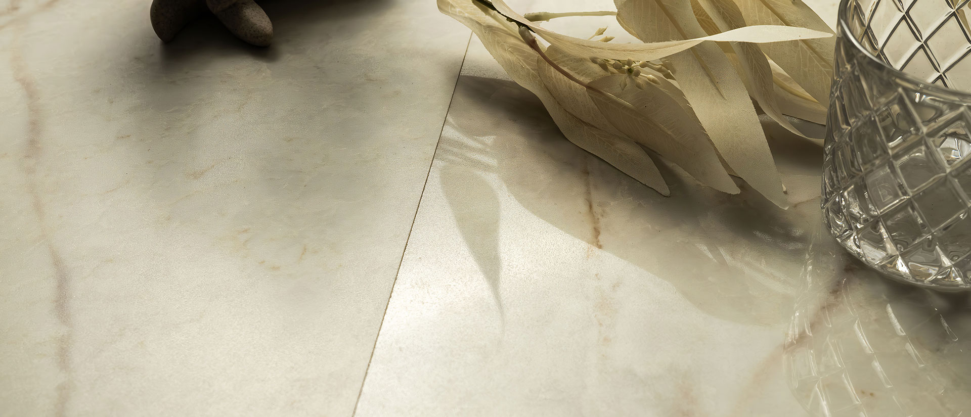 solitaj-brushed--q-premium-natural-quartz-countertops-room-scene-qsl-solitaj-2cm-qp-brushedvspolished