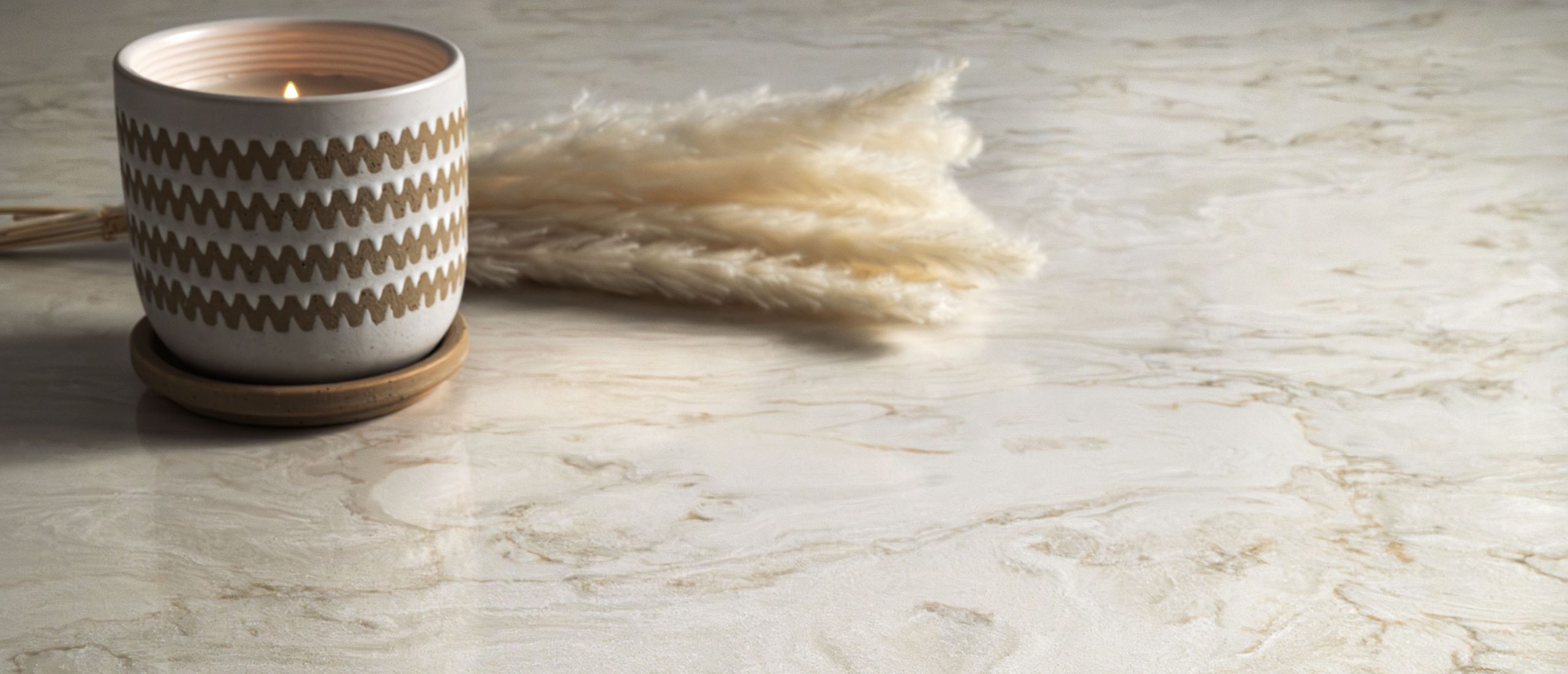 travataj-q-premium-natural-quartz-countertops-vignette-qsl-travataj-2cm_studio